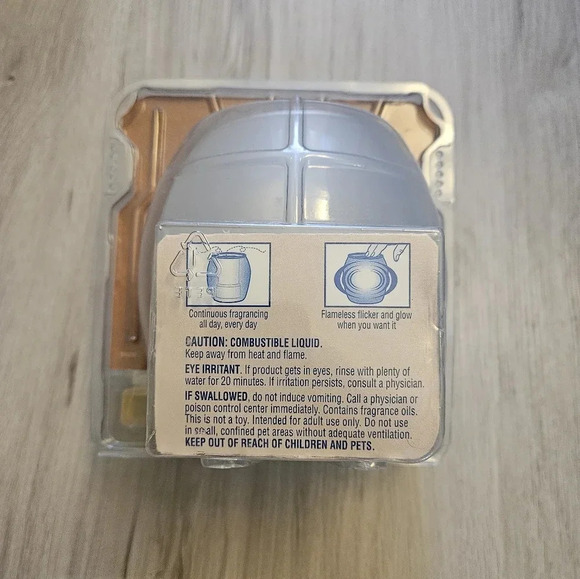 Glade Wisp Flameless Candle French Vanilla Scent Glass Holder - Picture 2 of 4